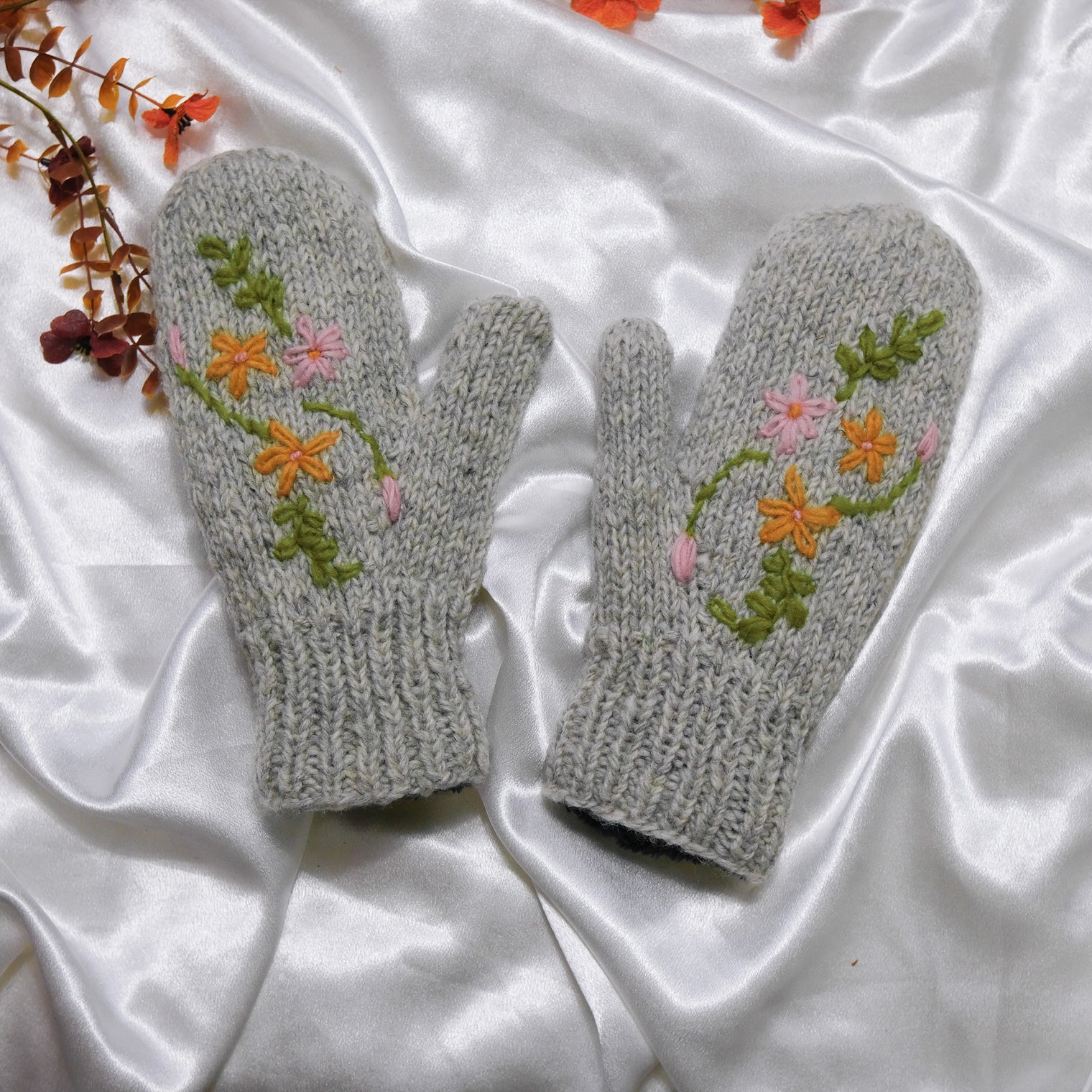 Hand Knit Woolen Embroidery Mitten with Fleece Lining