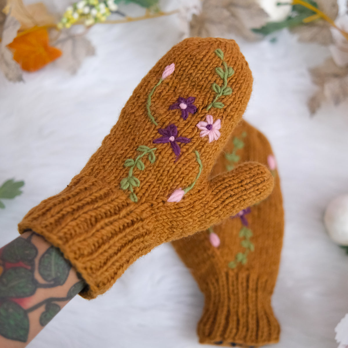Hand Knit Woolen Embroidery Mitten with Fleece Lining