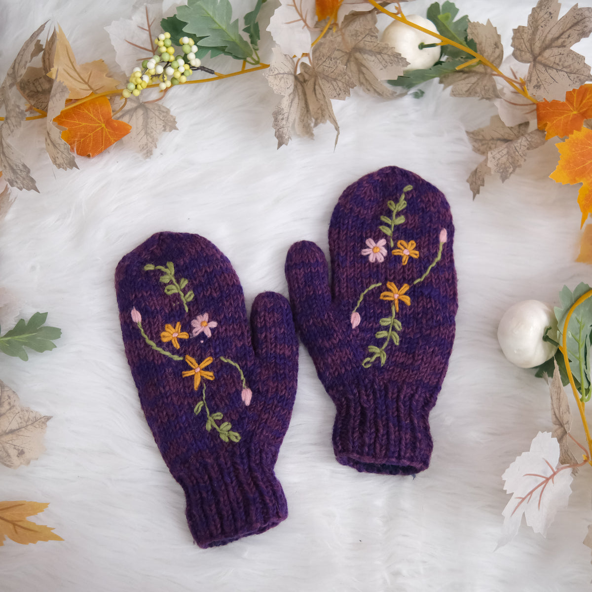 Hand Knit Woolen Embroidery Mitten with Fleece Lining