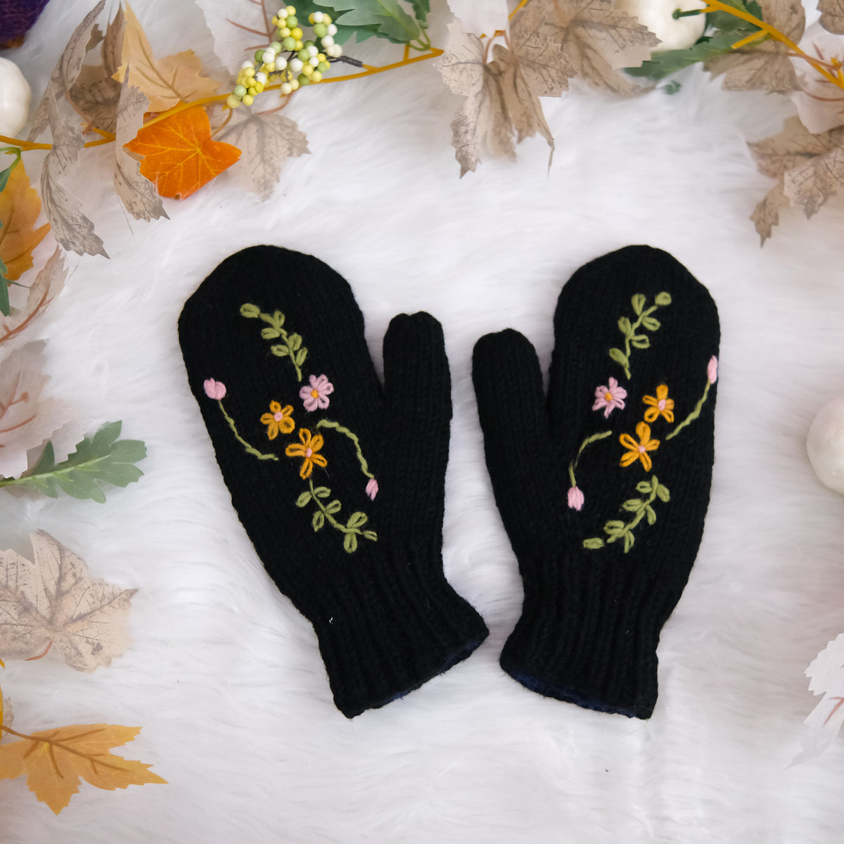Hand Knit Woolen Embroidery Mitten with Fleece Lining