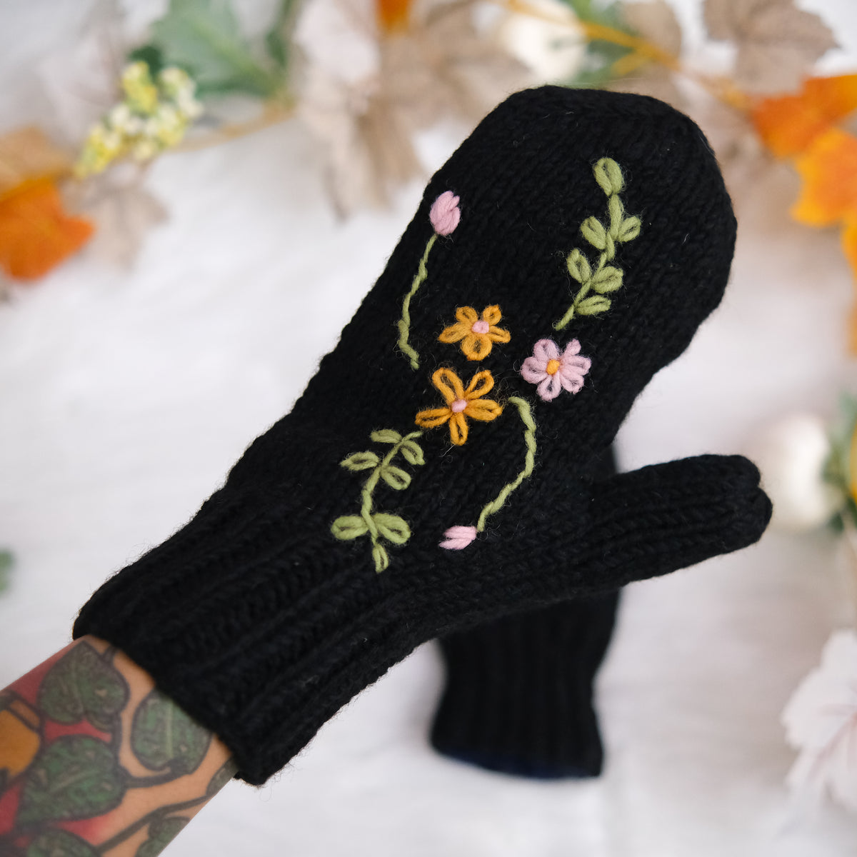 Hand Knit Woolen Embroidery Mitten with Fleece Lining