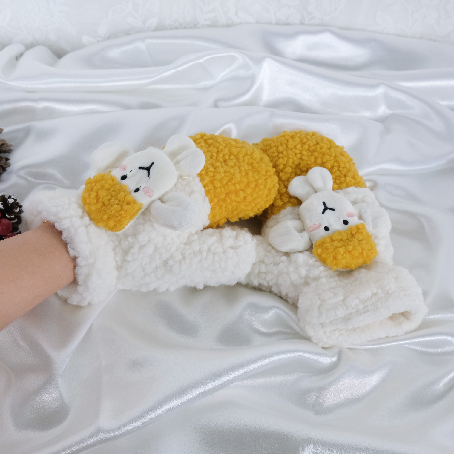 Fleece Sheep Design Stretchy Mitten