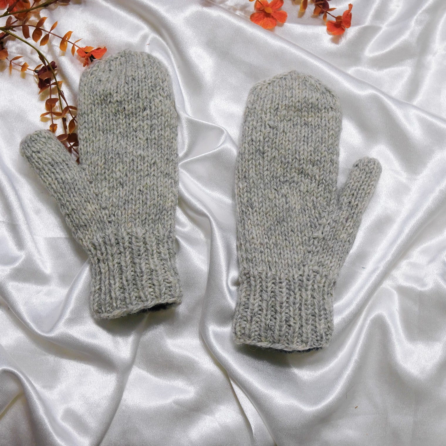 Hand Knit Woolen Embroidery Mitten with Fleece Lining