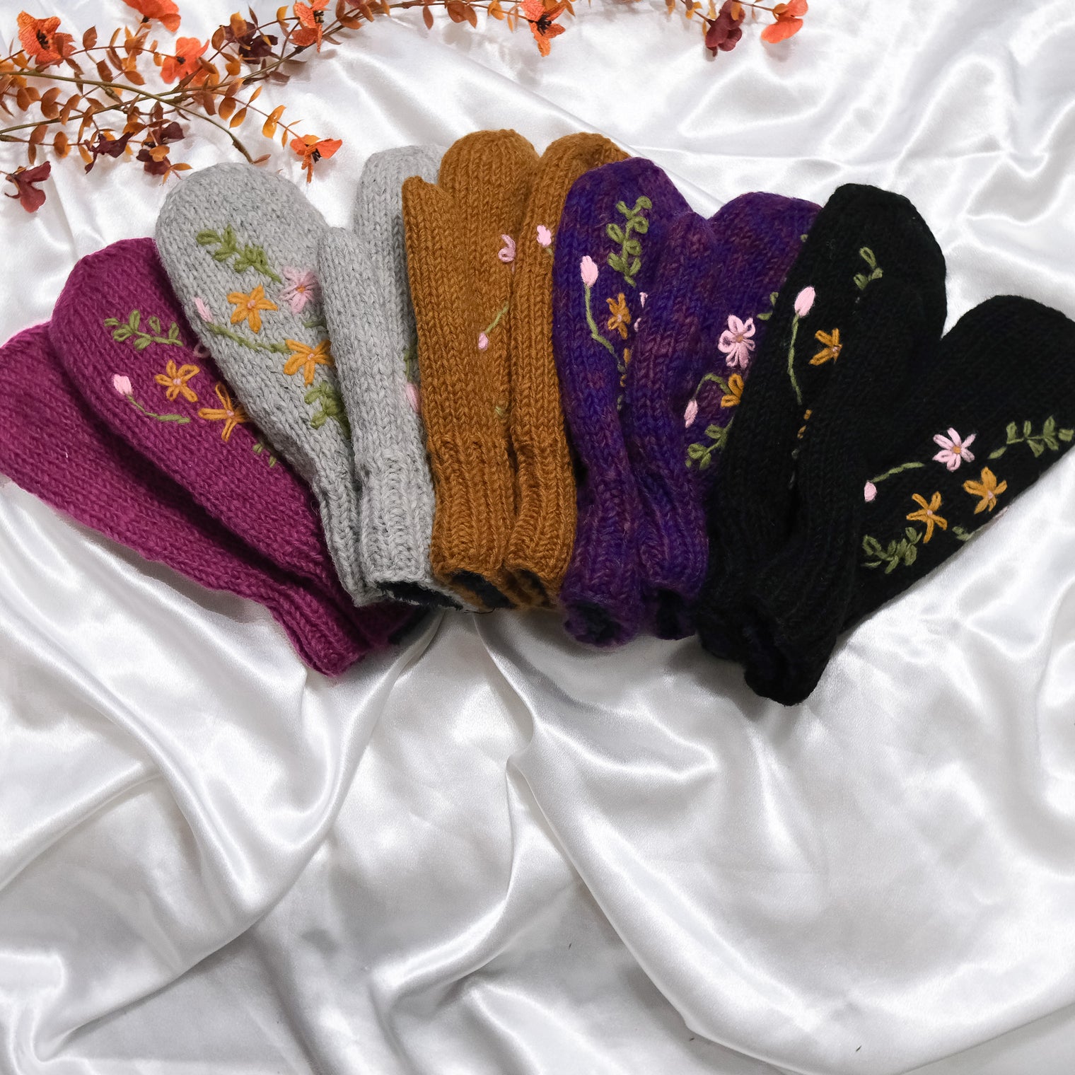 Hand Knit Woolen Embroidery Mitten with Fleece Lining