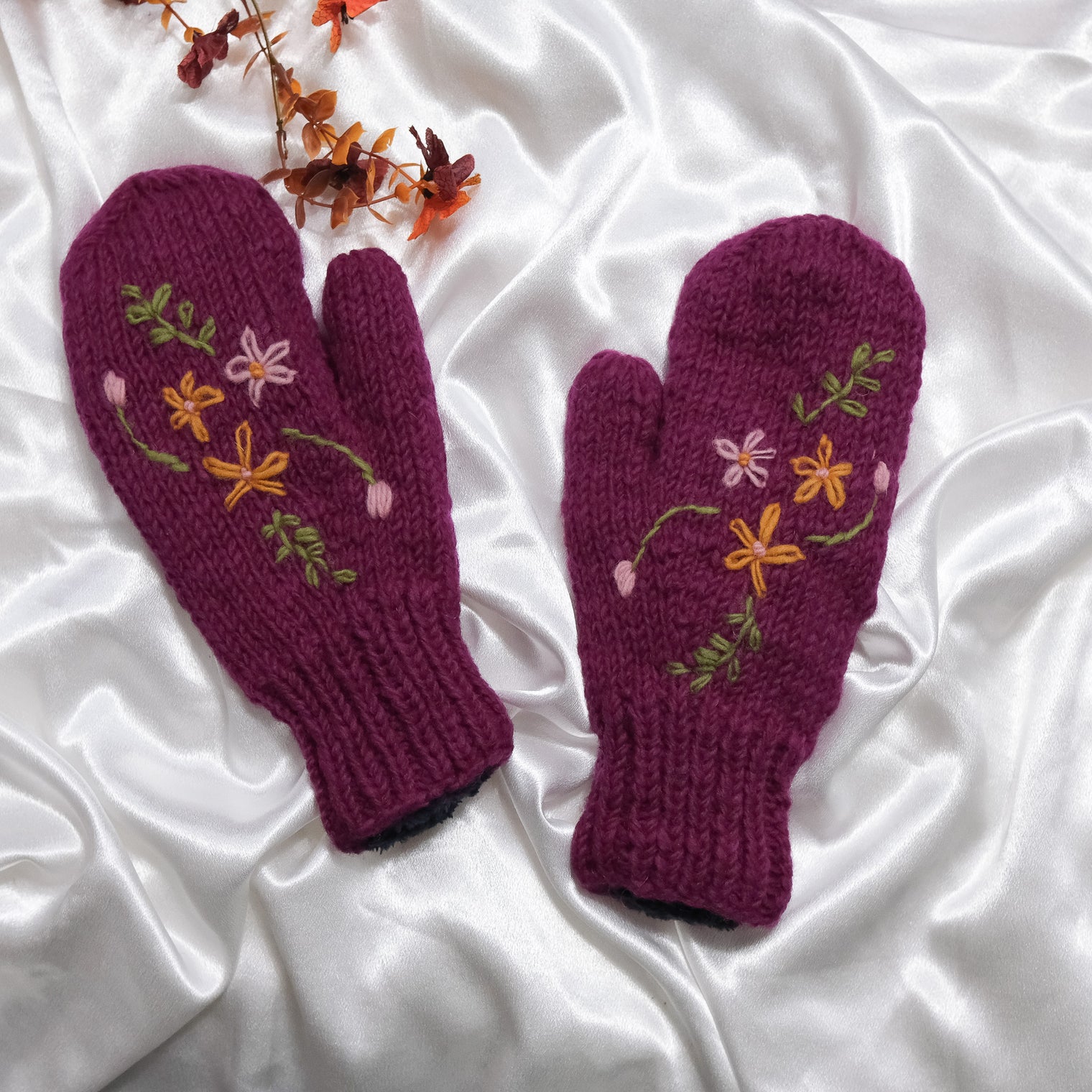 Hand Knit Woolen Embroidery Mitten with Fleece Lining