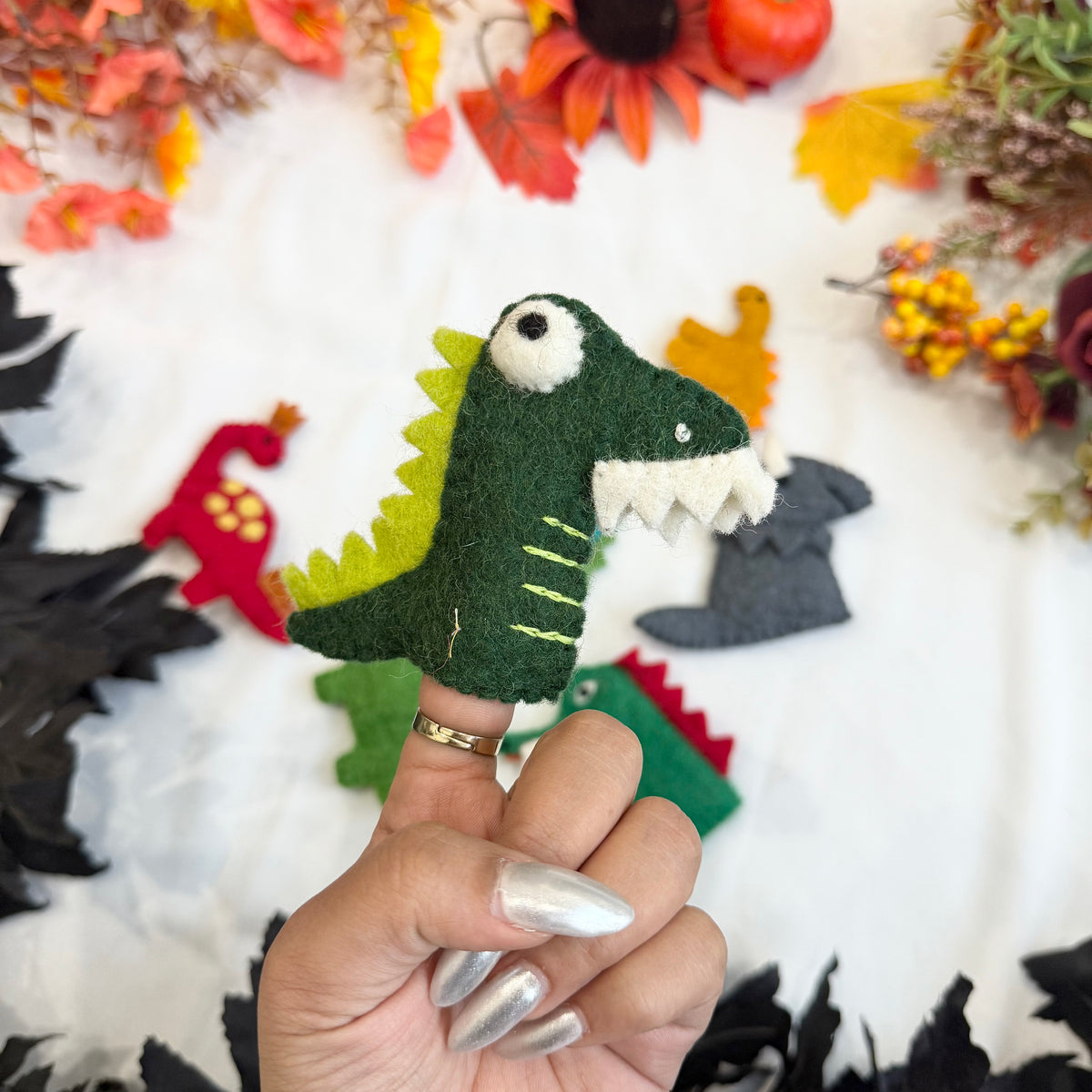 Handmade Felted Dinosaur Finger Puppet – karmanepalcrafts