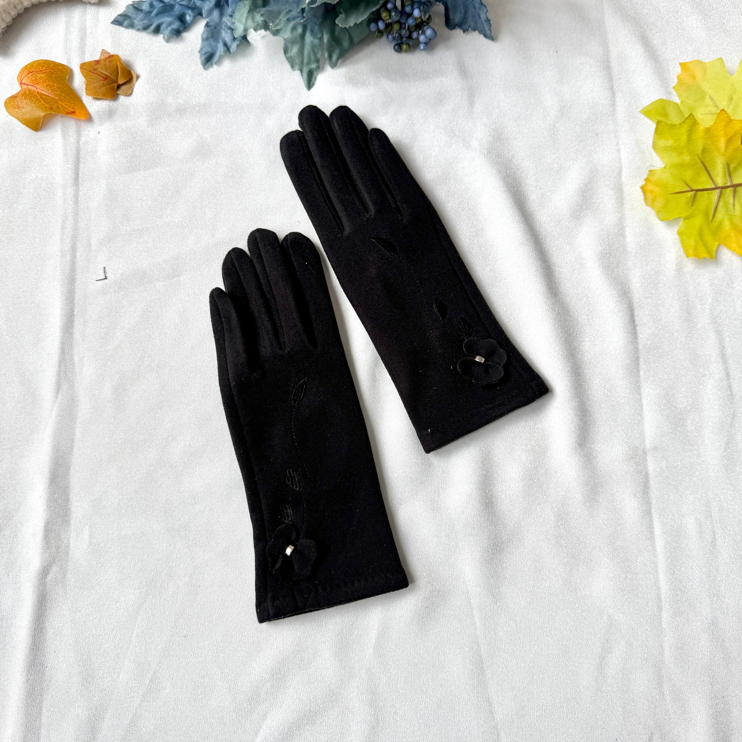 Women Winter Embroidered Gloves with Fleece Lining