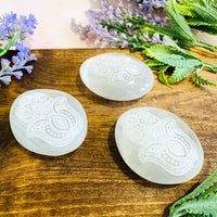 Selenite Palm stone, Satin Spar, Fatima Hand Selenite, Sacred Geometry Selenite Palm stone, Cleansing Crystal, Protection Stone