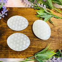Selenite Palm stone, Satin Spar, Fatima Hand Selenite, Sacred Geometry Selenite Palm stone, Cleansing Crystal, Protection Stone